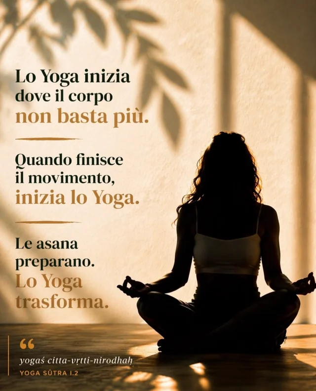 Una figura in meditazione nella luce calda: le asana preparano, lo yoga trasforma.